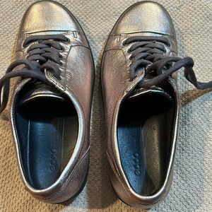 Ladies golf shoes